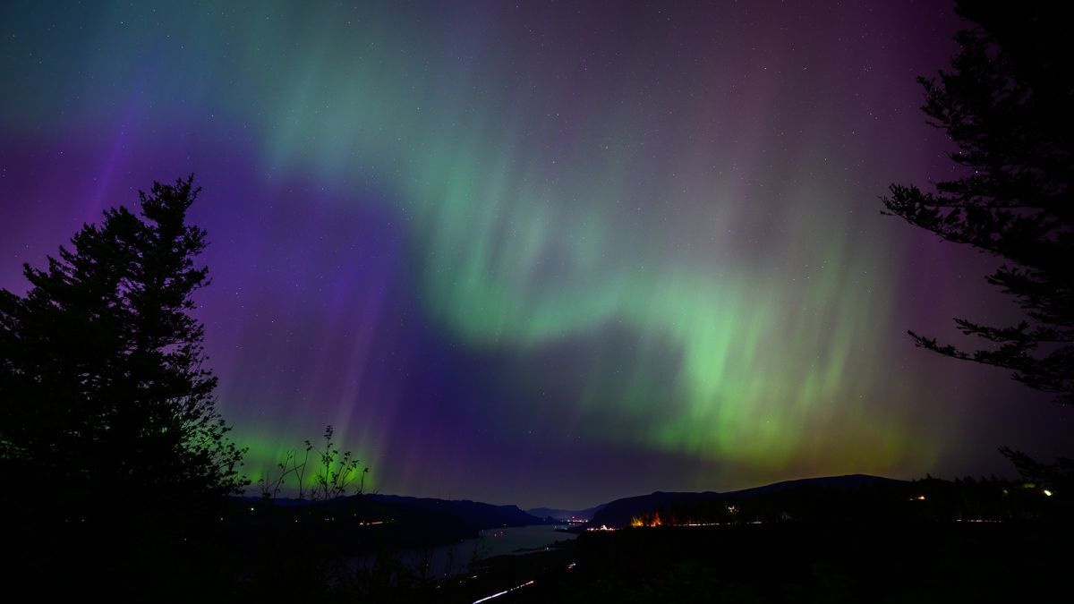 ５月１０日、米オレゴン州のコロンビア川峡谷上空に現れたオーロラ/Mathieu Lewis-Rolland/Getty Images/FILE