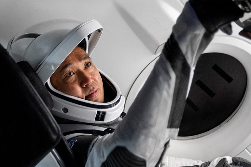 Crew Dragonの訓練を受ける若田氏（出典：SpaceX/NASA）