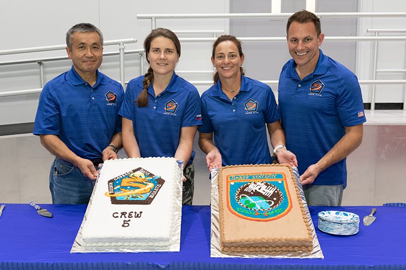 ケーキカットセレモニーに参加する（左から）若田氏、Kikina氏、Mann氏、Cassada氏（出典：JAXA/NASA/Robert Markowitz）