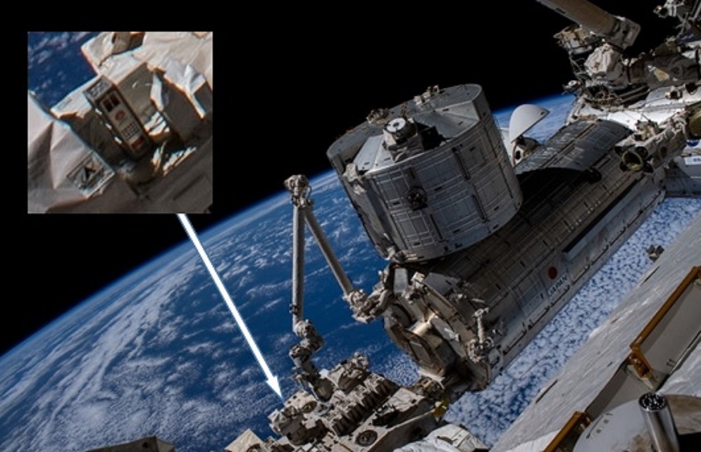 ISSの船外曝露プラットフォーム。拡大部分中央の直方体上部が曝露試験中の木材（出典：JAXA、NASA）
