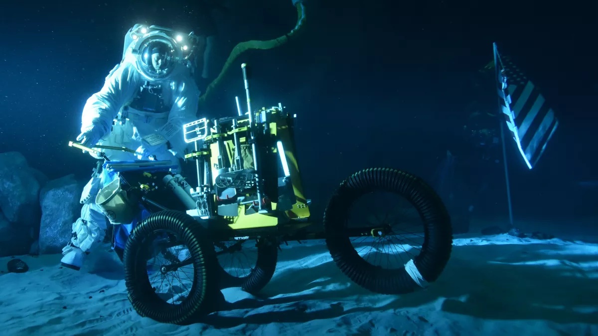 NASA、巨大プール内に「月面」を再現--有人探査に向けて飛行士が訓練へ