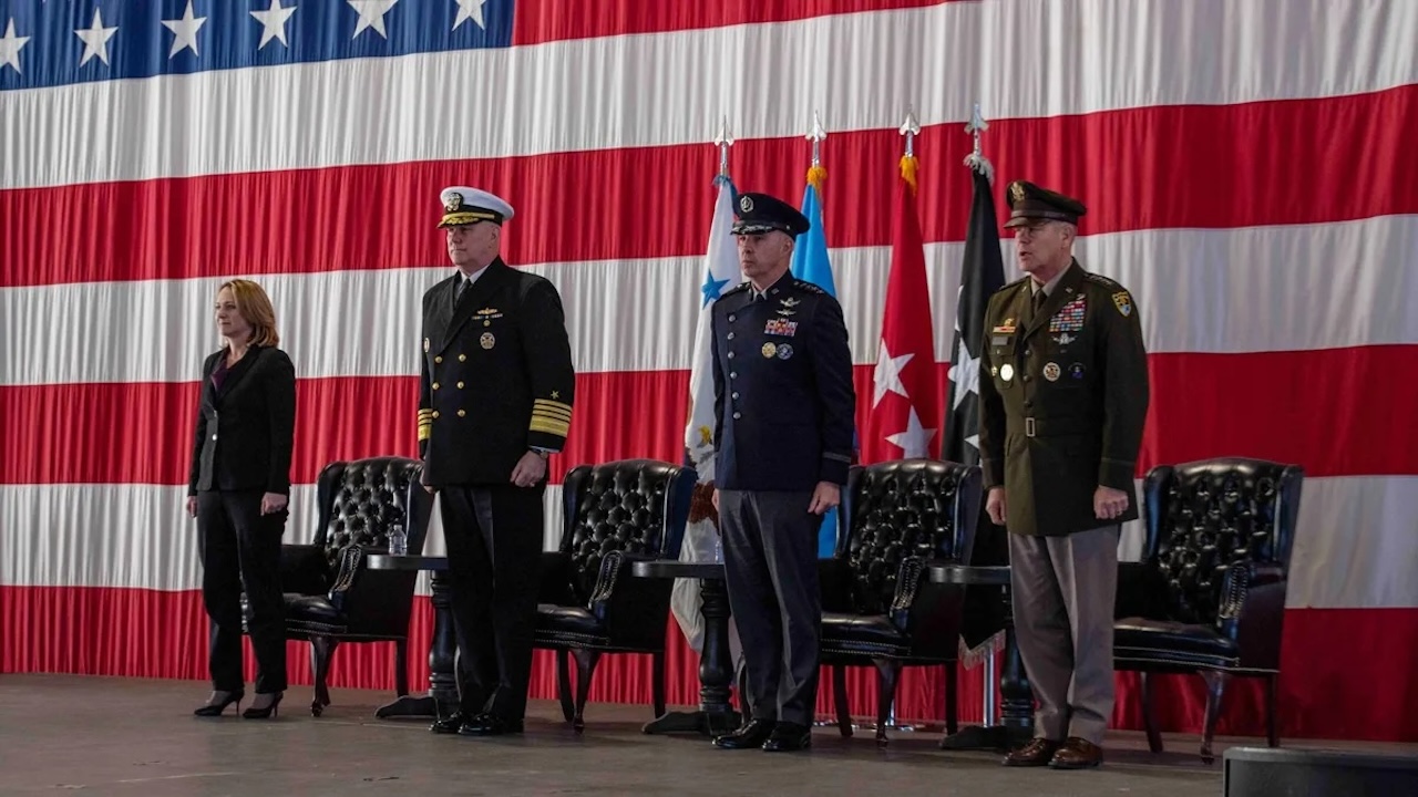 （左から）米国防副長官 Kathleen Hicks氏、米海軍大将 Christopher Grady氏、米宇宙コマンド新司令官 Stephen Whiting氏、米宇宙コマンド前司令官 James Dickinson氏（出典：DoD）