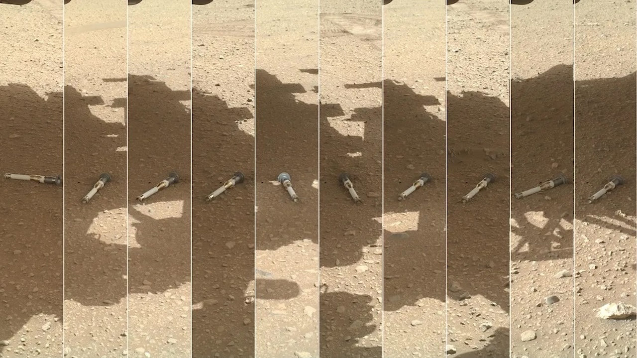 Perseveranceが火星の地表に置いたサンプルチューブ。MSRで将来回収される可能性のある岩石とレゴリスのバックアップになる（出典：NASA / JPL-CALTECH / MSSS）