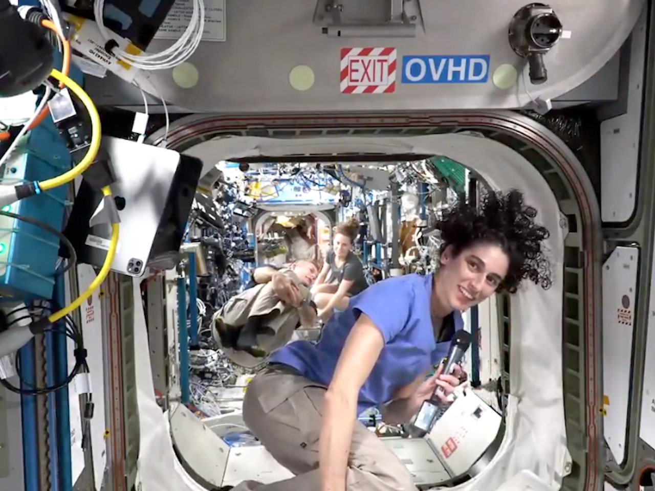 国際宇宙ステーションの宇宙飛行士、軌道上昇スラスター噴射を体感--内部で撮影