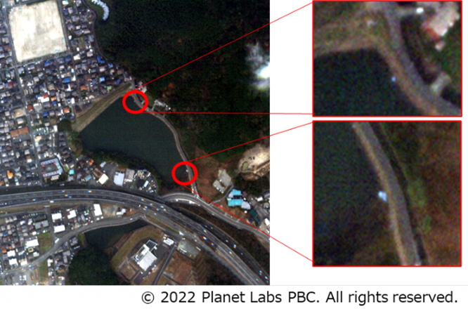 ため池の衛星画像（光学衛星による撮像、拡大図は設置した模擬ゴミ）