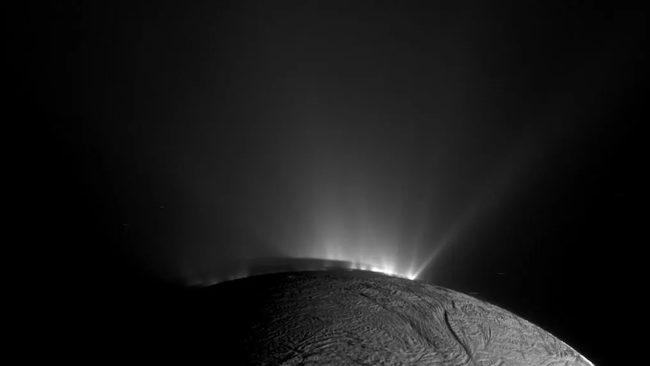 土星の第2衛星であるエンケラドスの表面で確認されている間欠泉（出典：NASA/JPL-Caltech/Space Science Institute）