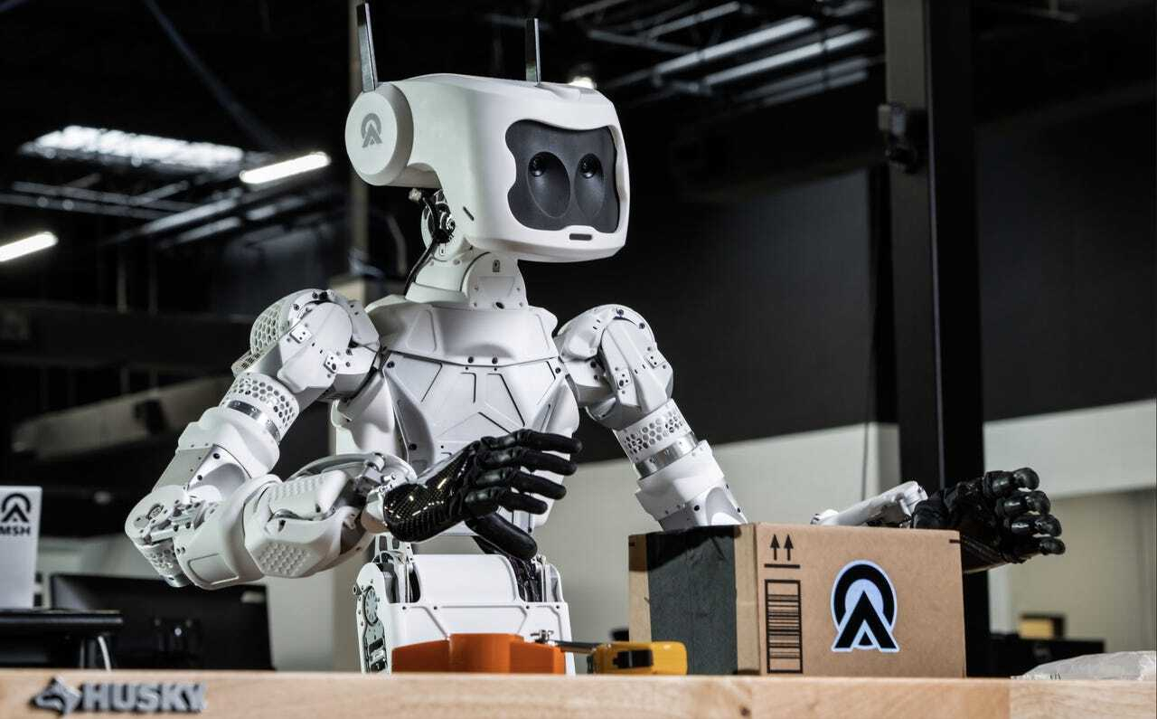 Apptronikの上半身人型ロボット「Astra」が作業台で荷物を動かす準備をしている（出典：Apptronik）